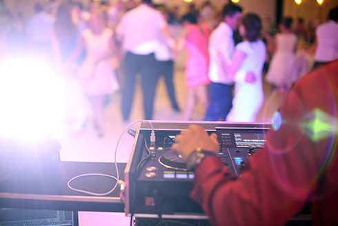 In den späteren Stunden wird auf einer Hochzeit die Tanzfläche eröffnet.