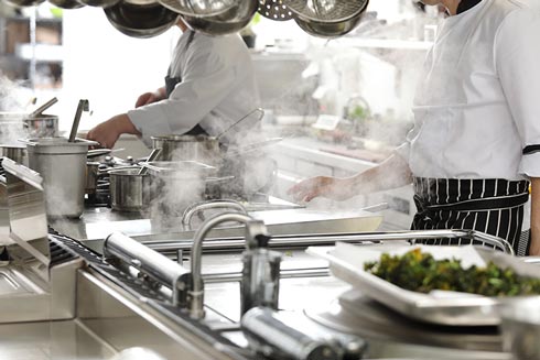 In Küchen arbeiten Mitarbeiter unter erschwerten Bedingungen