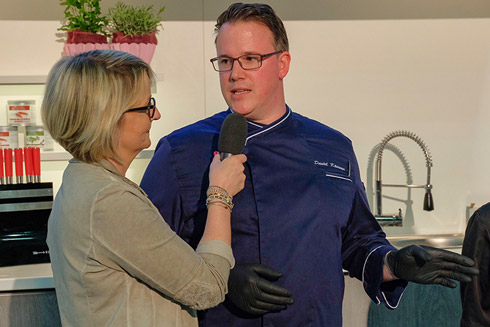 CHEFS CULINAR Profikoch Daniel Kämmer im Interview mit Moderatorin Vanessa Koch auf der Messe Berlin