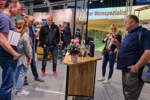 Viele Besucher am neuen Wein-Stand auf der CHEFS CULINAR Messe in Berlin