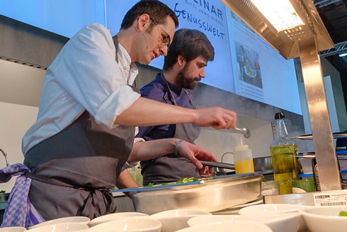 Daniel Achilles bereitet mit Assistent Julius Nowak Kabeljau auf der CHEFS CULINAR Messe in Berlin zu