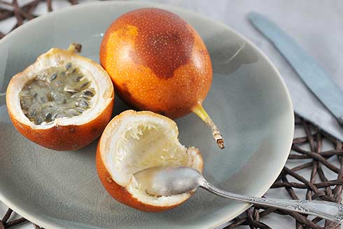 Besticht durch ein saftiges, geleeartiges Fruchtfleisch: Granadilla