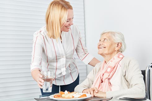 Viele Senioren essen und trinken zu wenig