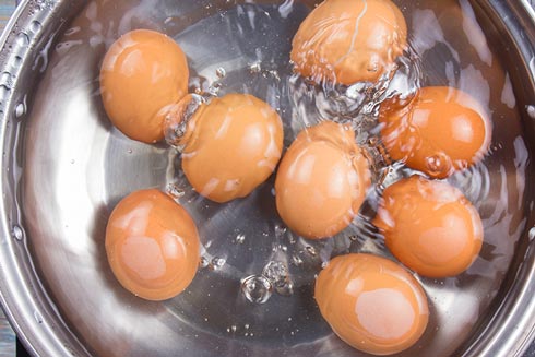 Das Wasser vom Eierkochen eignet sich noch zum Blumengießen