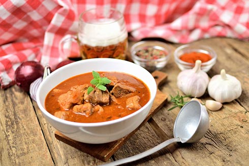 Gulaschsuppe und Weißbier – das schmeckt!