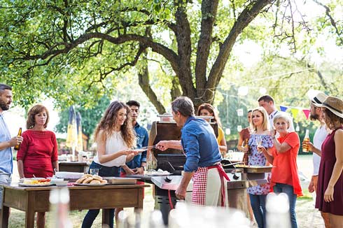 Würstchen, Steaks und Gemüse vom Grill sind für Gastronomen im Sommer ein Muss