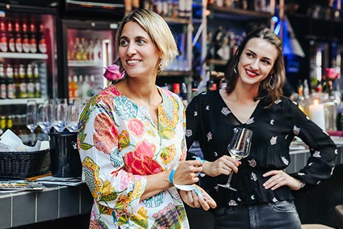 Ihr Herz schlägt für Wein: Christine Pröstler (l.) und Nelly Fischer