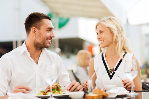 Ein Paar genießt leckere Snacks im Biergarten – CHEFS CULINAR hat die besten Rezepte für Gastronomen