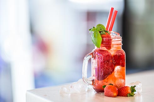 Eine fermentierte Limonade mit Erdbeeren schmeckt Groß und Klein