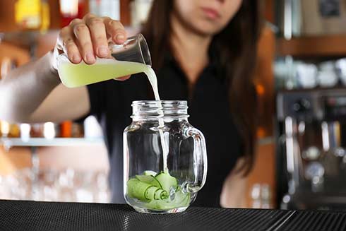 Cocktail mit Gurke als beliebtes Sommergetränk