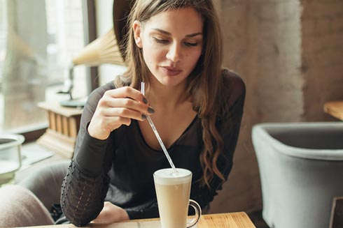 Ein laktosefreier Latte macchiato schmeckt anders. Gäste müssen entscheiden, wie sie damit umgehen wollen.