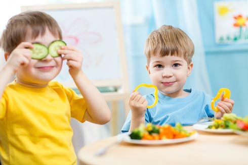 Anstatt ungesundes Fast Food soll zukünftig mehr Gemüse auf dem Teller der Kinder landen