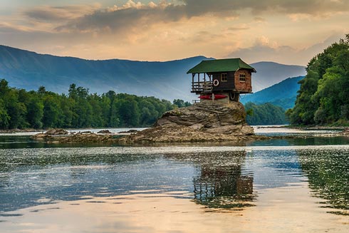 Ein einzelnes Haus am See – einsame Orte gehören zu den Hotel-Trends 2019