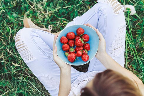 Glänzend rote Erdbeeren in einer Schale machen Appetit!