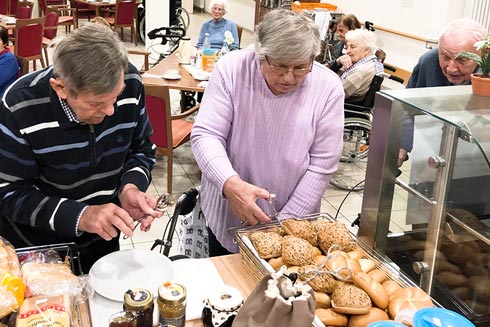 Die Bewohner verlassen ihre Wohnbereiche gerne, um zum Buffet zu kommen