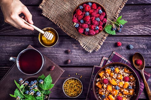 Ein klassisches Porridge kann mit Honig, Sirup und frischen Früchten noch verfeinert werden