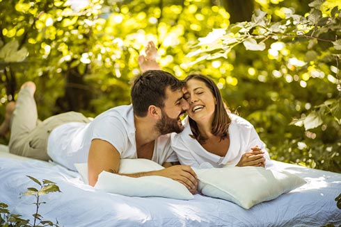 Ein Bett in der Natur? Es gibt unzählige Möglichkeiten für eine verrückte Übernachtung ...