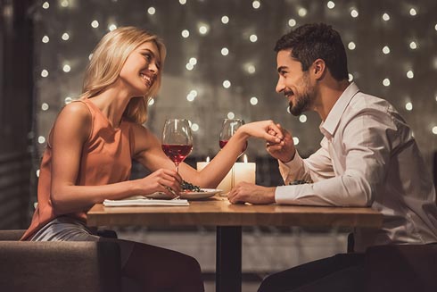 Verliebtes Paar am Tisch im Restaurant am Valentinstag