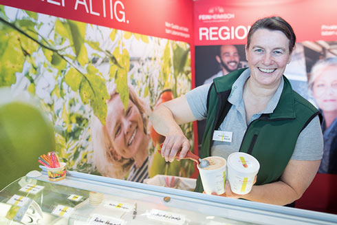 Gunda Sierck an Geesas Eisstand