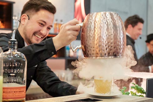 Bar-Tender Christian macht einen Smoked Cocktail auf der CHEFS CULINAR Messe in Berlin