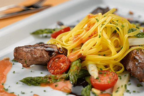 Ein köstliches Menü mit Rindfleisch und Bandnudeln in der Kantine des Spiegel-Verlags in Hamburg