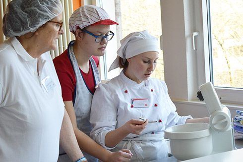 Kathrin Sommer mit Heidi Raab aus Bayern und Jurorin Margarete Albrecht (l.) bei der Teamaufgabe 