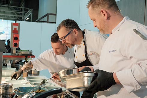 Gast-Koch Georg Walther mit seinem Team auf der CHEFS CULINAR Messe in Berlin