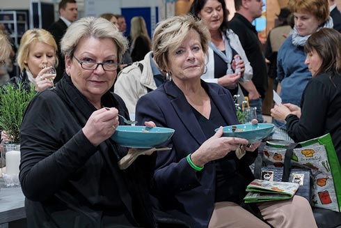 Besucher auf der Messe Berlin genießen die Kompositionen der Gast-Köche