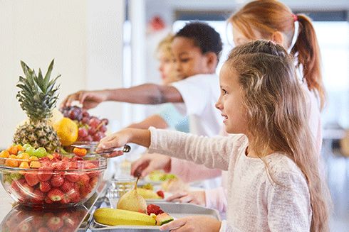 Kinder am Obstbuffet