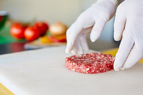 Risiko-Lebensmittel sind z. B. rohe Fleischwaren