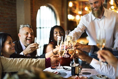 fröhliche Restaurant-Gäste