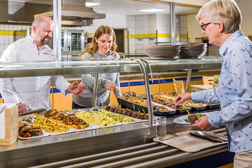 Mit ein paar Tricks greifen Gäste im Betriebsrestaurant unbewusst zum gesunden Menü