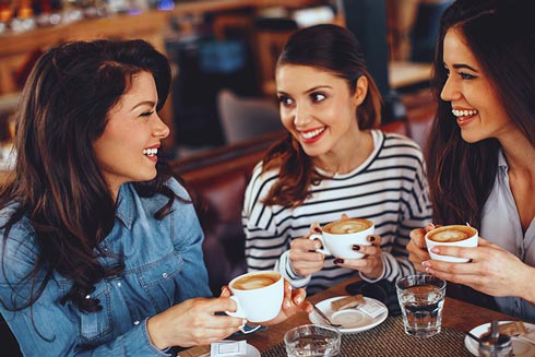 3 Frauen im Café trinken Kaffee und plaudern – welche verschiedenen Kaffee-Varianten es gibt, verrät CHEFS CULINAR