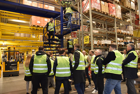 In 2 Gruppen wurden die Mitglieder der UAW durch das Lager geführt