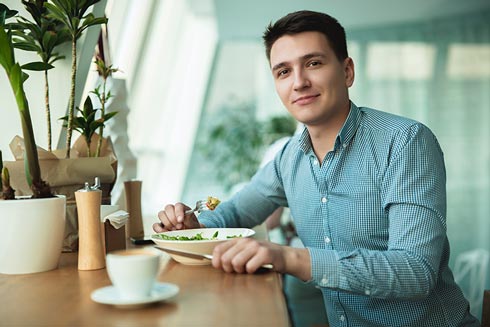 Gast genießt im Restaurant ein leichtes Gericht