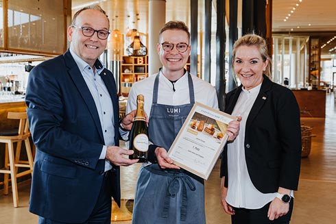 Genuss-Contest-Gewinner Jannik Schupp mit CHEFS CULINAR Gebietsverkaufsleiter Michael Wenke und Außendienstmitarbeiterin Caroline Engel