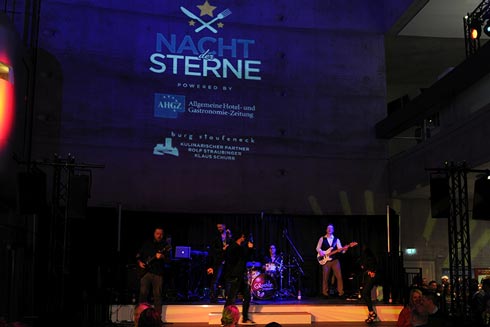 Bühne mit Band bei der Nacht der Sterne im Mercedes-Benz-Museum in Stuttgart