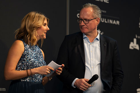 Moderatorin Felicitas Then leitet die Gäste der Nacht der Sterne im Mercedes-Benz-Museum in Stuttgart durch den Abend