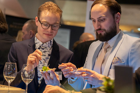 Jannik Schupp und Dennis Kern verkosten verschiedene Kreationen bei der Nacht der Sterne im Mercedes-Benz-Museum in Stuttgart