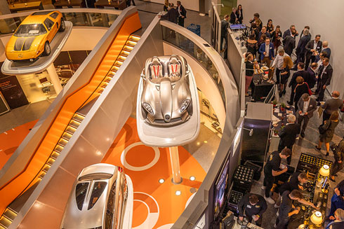 Gäste der Nacht der Sterne im Mercedes-Benz-Museum in Stuttgart vor ausgestellten Autos