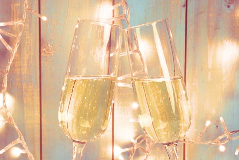 Zum Anstoßen kommen oft Sekt oder Champagner ins Glas