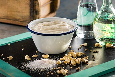 Aus Cashewkernen lässt sich Creme Fraiche herstellen