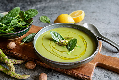 Spargel- und Spinatsuppe mit Öltopping