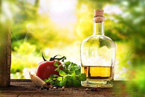 Olivenöl und frische Zutaten