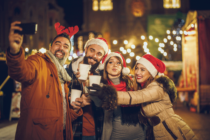 Gruppe, junge Menschen, Weihnachtsmarkt