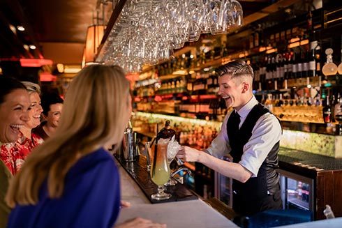 Barkeeper und Gäste