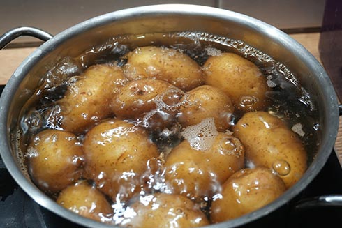 Frühkartoffeln mit Schale kochen