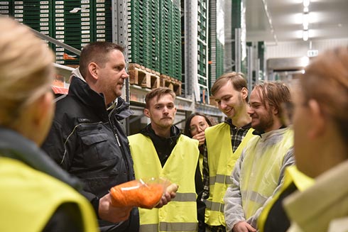 Führung der Teilnehmer durchs Lager beim Azubi-Tag in Weeze