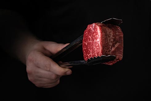 Das wichtigste Werkzeug zum Grillen ist eine gute Grillzange