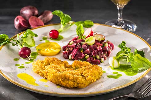 CHEFS CULINAR Kachelfleisch-Schnitzel mit Kartoffeln & Radieschen